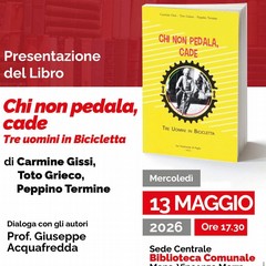 Chi non pedala, cade: tre uomini in bicicletta