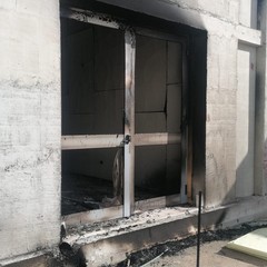 Trinitapoli, il cantiere dell'istituto scolastico danneggiato dall'incendio