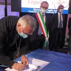 Vescovo firma Patto JPG