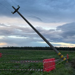 Auto contro palo elettrico