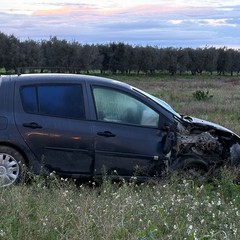 Auto contro palo elettrico