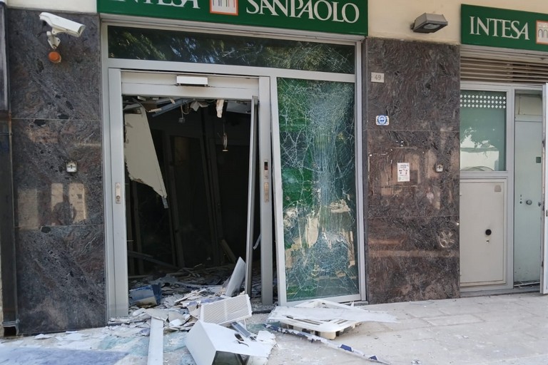 Bancomat esploso nella notte a Trinitapoli: devastata la filiale Intesa Sanpaolo