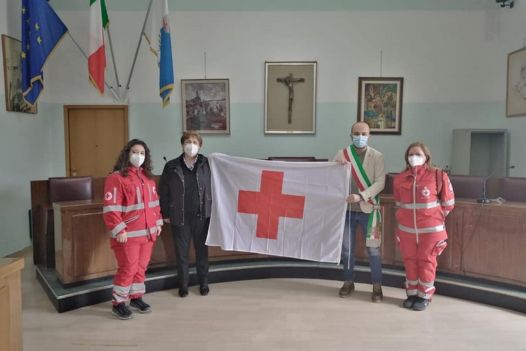 Consegna della bandiera della Croce Rossa