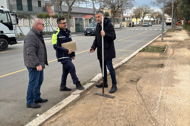 Rifacimento in corso dei marciapiedi in via Mandriglia