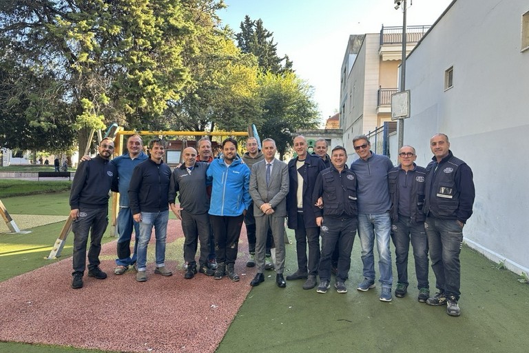 Il sindaco e gli operatori per l'installazione delle luminarie natalizie