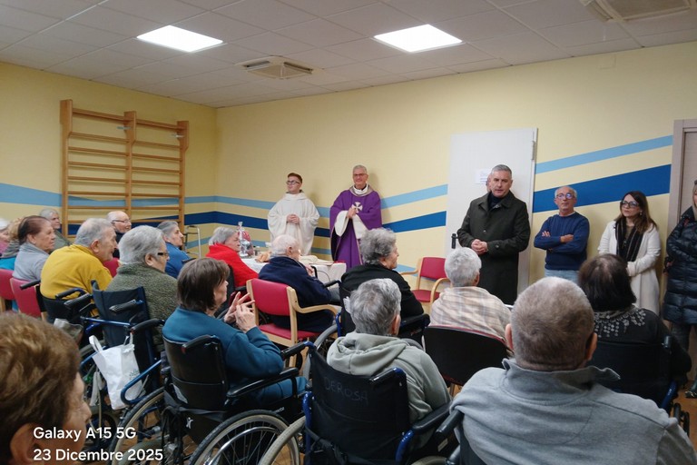 Il sindaco e l'Amministrazione Comunale in visita agli anziani della Domus