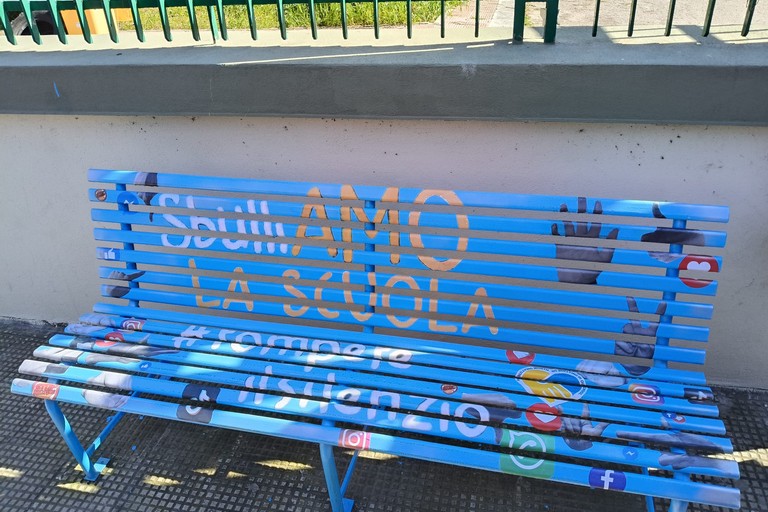 Una panchina per la lotta contro bullismo e cyberbullismo a Trinitapoli