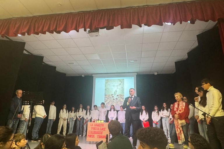 Gli studenti di Trinitapoli portano in scena la legalità: emozione e impegno civile a scuola