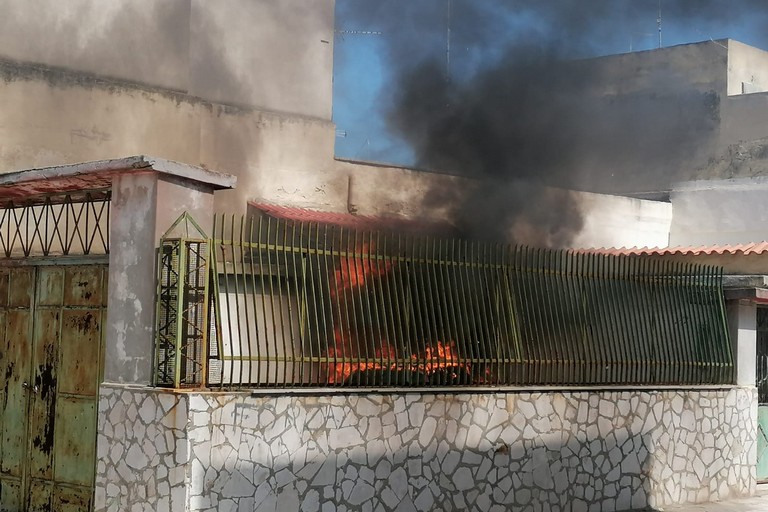 Auto in fiamme nello spazio adiacente a un'abitazione di Trinitapoli