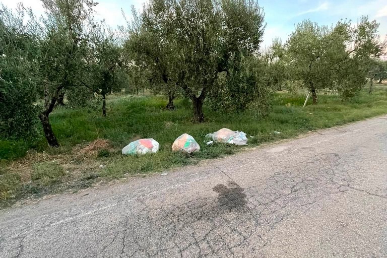 Via Mandriglia sommersa dai rifiuti