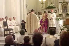 L'addio a monsignor Pichierri, lutto cittadino a Trinitapoli