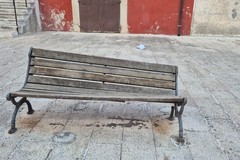 Trinitapoli, panchina danneggiata in via Trinità