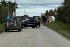 Autocisterna carica di GPL si ribalta sulla strada tra Trinitapoli e Margherita di Savoia
