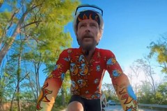 Jovanotti in bici in Puglia: sosta a Trinitapoli prima di arrivare a Barletta