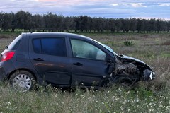 Incidente nella periferia di Trinitapoli: auto contro un palo elettrico - FOTO