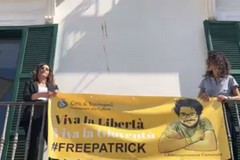 A Palazzo di Città uno striscione chiede "Libertà per Patrick Zaki"
