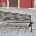 Trinitapoli, panchina danneggiata in via Trinità