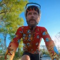 Jovanotti in bici in Puglia: sosta a Trinitapoli prima di arrivare a Barletta