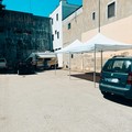 Installati gazebo e panche per l'attesa vicino ai camper di Poste Italiane