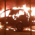 Auto in fiamme nella notte in via Fratelli Cervi