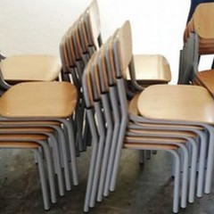 Arredi delle scuole, 50 banchi e 100 sedie per lo  "Staffa " di Trinitapoli