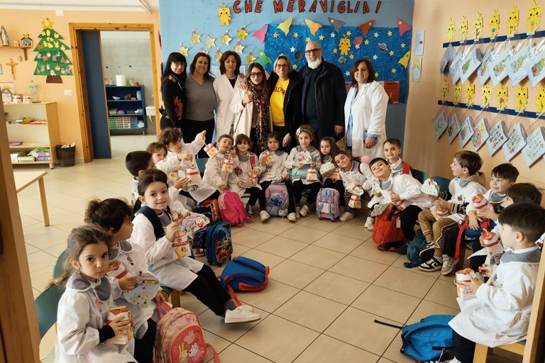 Consegna panettoni agli alunni della scuola Don Milani Garibaldi Leone