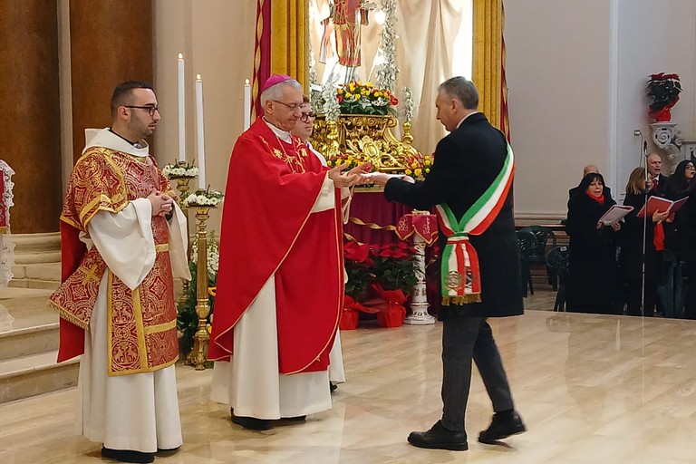 Il Sindaco di Feo e l'Arcivescovo D'Ascenzo. <span>Foto Da www.facebook.com/livetrinitapoli</span>