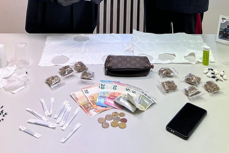 La droga e il denaro sequestrati dai carabinieri di Trinitapoli