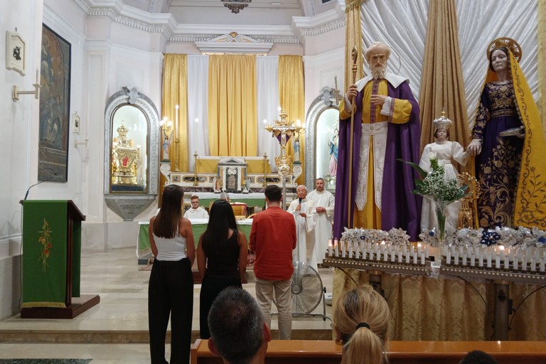Trinitapoli, i giovani diciottenni rendono omaggio a Sant'Anna e San Gioacchino