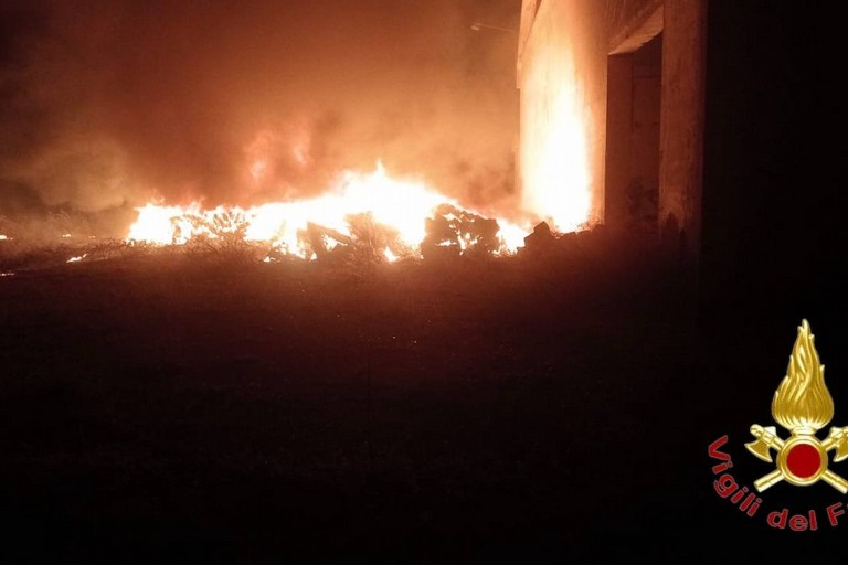 Incendio di rifiuti ed ecoballe a Trinitapoli