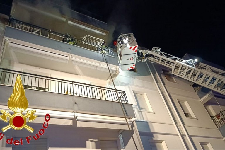 Incendio a Trinitapoli, evacuata una palazzina