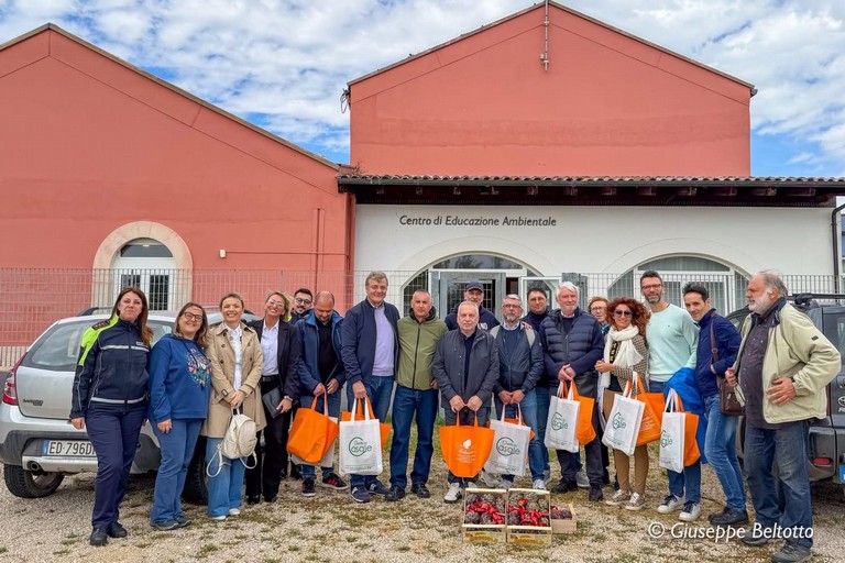 Il progetto GREW fa tappa a Trinitapoli: la delegazione della Comunità Riviera Friulana in visita alla Casa di Ramsar. <span>Foto Giuseppe Beltotto </span>