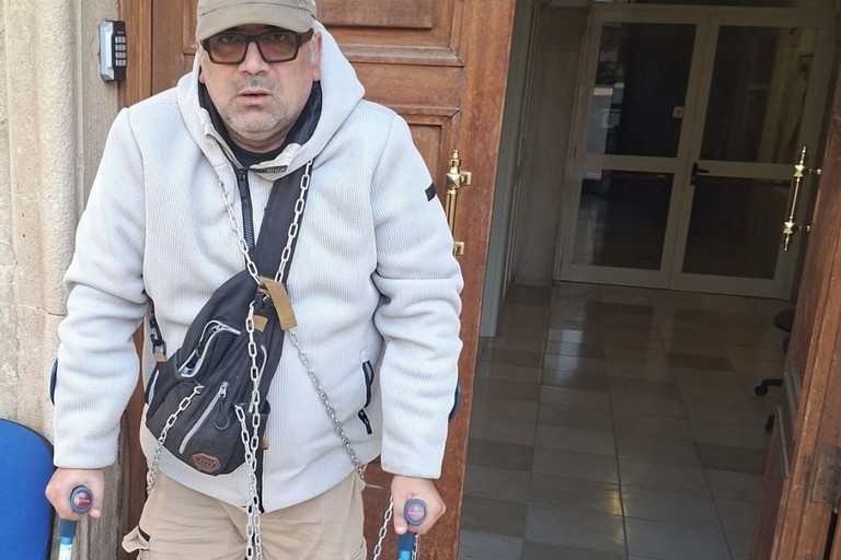 «I diritti delle persone fragili riguardano tutti»: Saverio Sarcina in protesta davanti al Comune di Trinitapoli