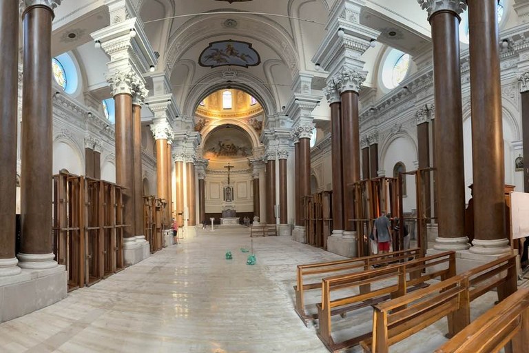 Volontari impegnati nelle pulizie alla Chiesa Madre di Trinitapoli prossima all’apertura. <span>Foto Giuseppe Beltotto</span>