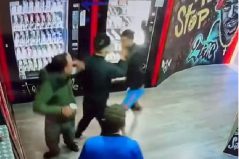 Un frame dell'aggressione nel filmato della videosorveglianza