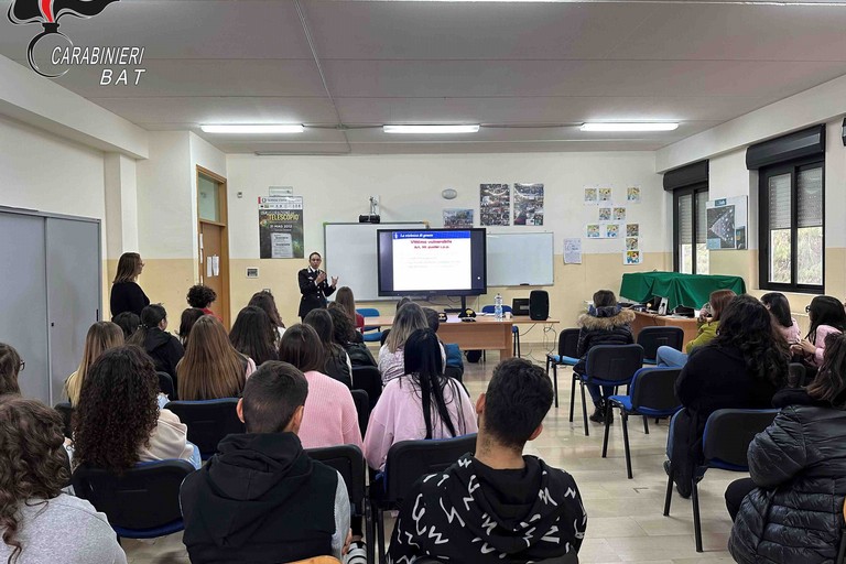 Cultura della legalità, Carabinieri fra i banchi di scuola a Trinitapoli