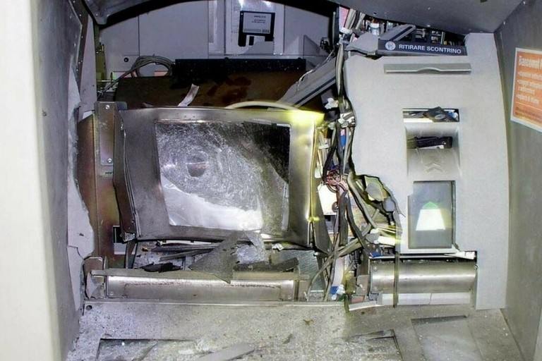 Trinitapoli, il bancomat distrutto dall'esplosione
