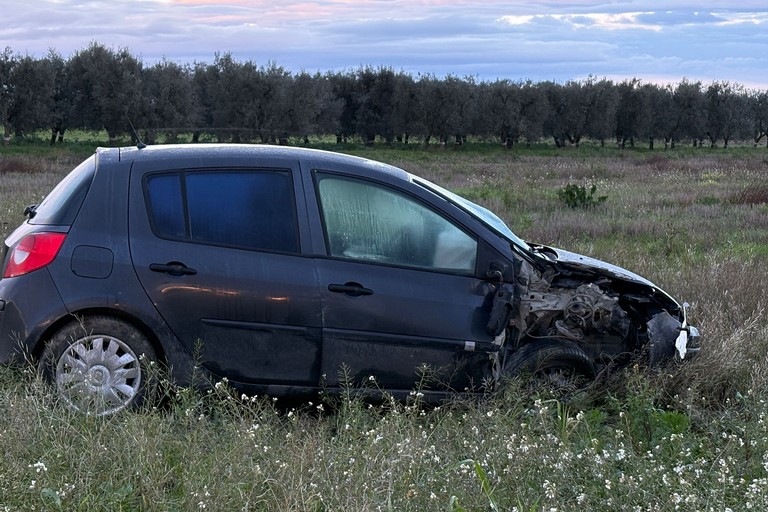 Incidente nella periferia di Trinitapoli: auto contro un palo elettrico
