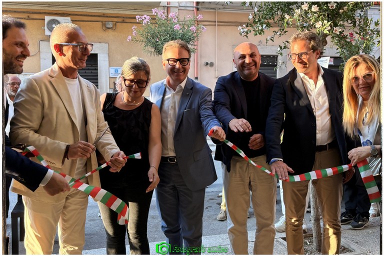 Grande partecipazione all'inaugurazione della nuova sede di Forza Italia. <span>Foto Fotografoamico</span>