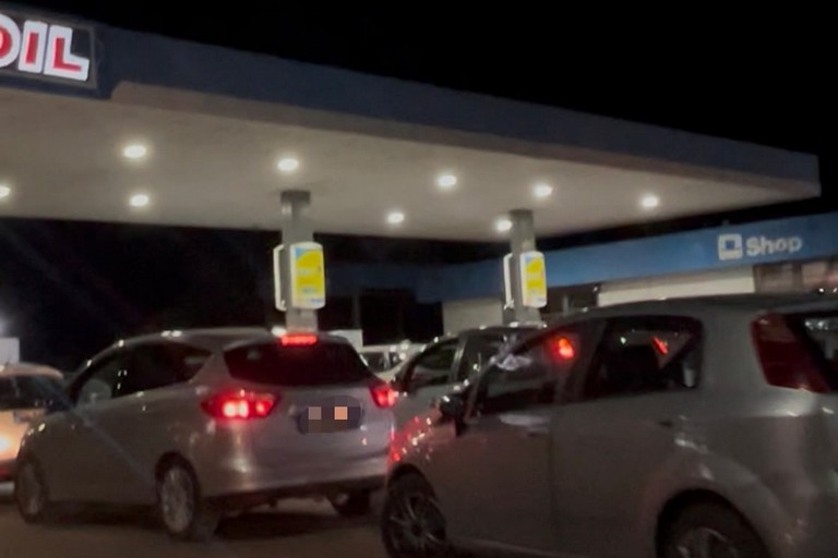 «Psicosi carburante», cresce la preoccupazione anche a Trinitapoli: lunghe code ai distributori